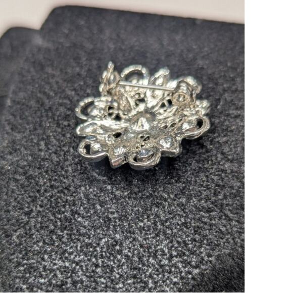Silver Tone Vintage crystal snowflake rosette shaped pin brooch - Picture 4 of 5